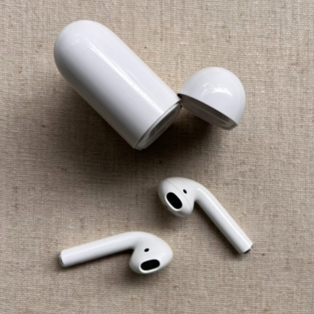Apple AirPods (2nd Generation) Like New